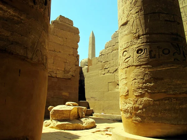 Zentrale Kolonnade des Karnak-Tempels in Luxor. — Stockfoto