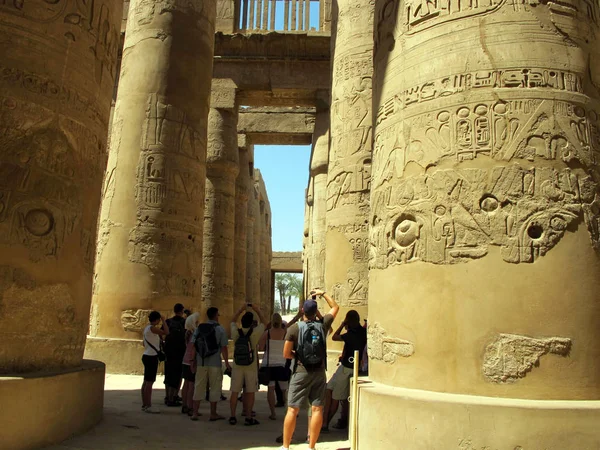 Centrale Colonnade van de tempel van Karnak in Luxor. — Stockfoto