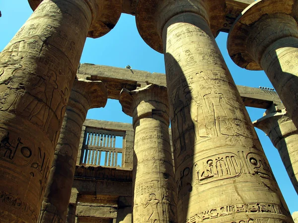 Zentrale Kolonnade des Karnak-Tempels in Luxor. — Stockfoto