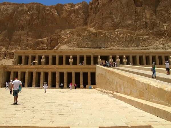 Tempel van koningin Hatshepsup. Historische monumenten uit de oudheid. — Stockfoto