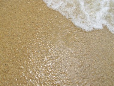 Turkuaz deniz ve mavi gökyüzü. Orada güzel bulutlar gökyüzünde.