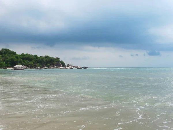 Turquoise zee en blauwe lucht. Er zijn prachtige wolken aan de hemel. — Stockfoto