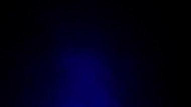 Özel efektler. Mavi duman içinde belgili tanımlık karanlık. Koyu arka plan. Mavi sis. 