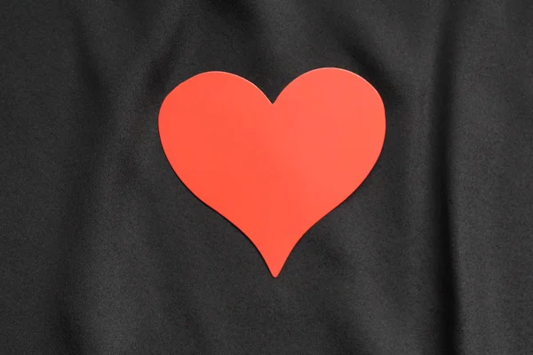 Červené srdce na černém pozadí. Symbol lásky. — Stock fotografie