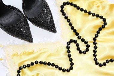 Resim moda dergi ya da güzellik blog için. Siyah ayakkabılar ile sarı bluz.