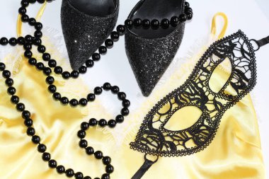 Resim moda dergi ya da güzellik blog için. Siyah ayakkabılar ile sarı bluz.