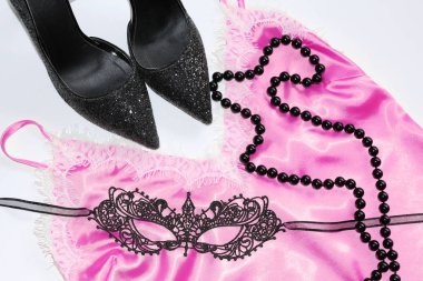 Resim moda dergi ya da güzellik blog için. Pembe bluz siyah ayakkabı ile.