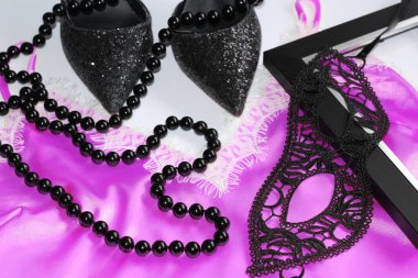 Resim moda dergi ya da güzellik blog için. Pembe bluz siyah ayakkabı ile.