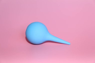 Mavi lavman yumuşak bir ipucu ile. Bir pembe şırınga.