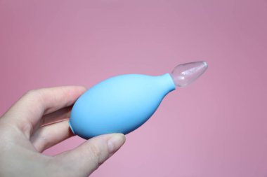 Cam ile mavi Burun Aspiratörü kadın elinde ipucu.