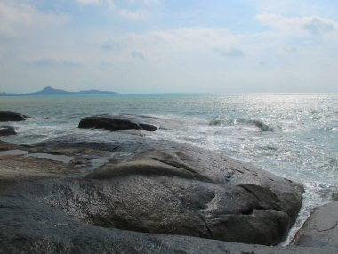 Sahilde büyük taşlar. Sahildeki kayalar.