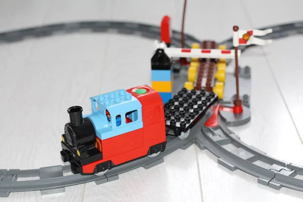 Toy Railway. De trein reist per spoor. Designer voor kinderen. — Stockfoto