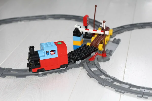 Toy Railway. De trein reist per spoor. Designer voor kinderen. — Stockfoto