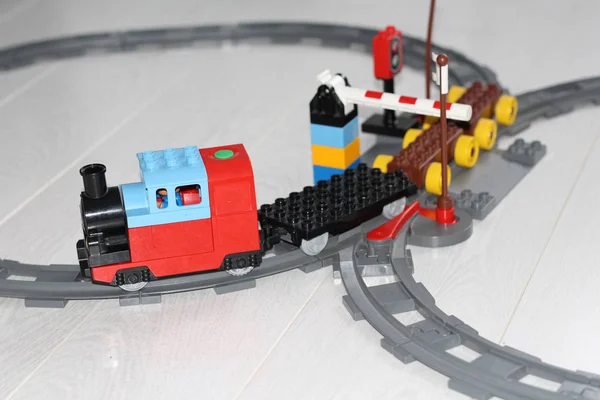 おもちゃの鉄道。列車は鉄道で移動します。子供のためのデザイナー. — ストック写真