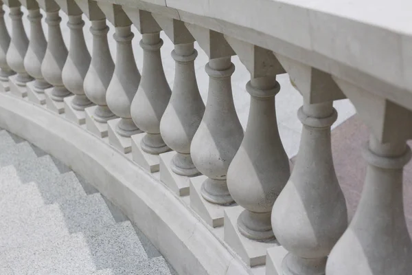 Mermer beyaz merdiven. Mimaride antik stil. — Stok fotoğraf