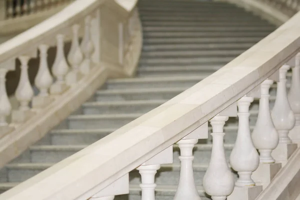 Marmurowe białe schody. Starożytny styl w architekturze. — Zdjęcie stockowe