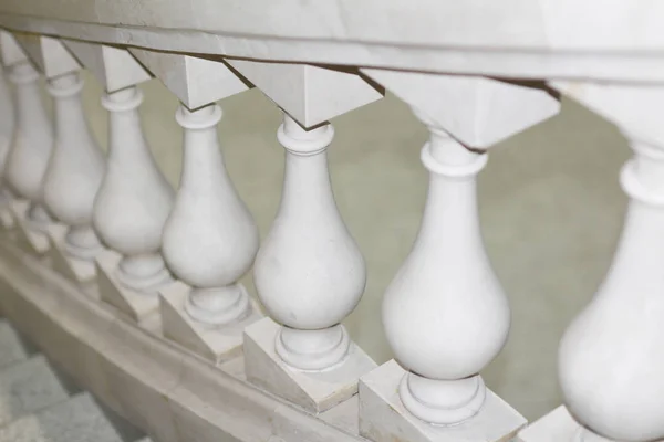 Marmurowe białe schody. Starożytny styl w architekturze. — Zdjęcie stockowe
