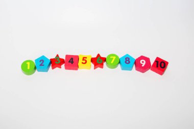 Sayılar 1, 2, 3, 4 ile ahşap rakamlar... 10 ' a kadar. Çocuklar için rakamlar.