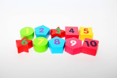 Sayılar 1, 2, 3, 4, 5, 6, 7, 8, 9 ve 10 ile ahşap rakamlar. Çocuklar için sayılar ile ahşap küpler.