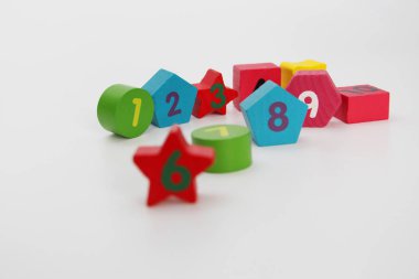 Sayılar 1, 2, 3, 4, 5, 6, 7, 8, 9 ve 10 ile ahşap rakamlar. Çocuklar için sayılar ile ahşap küpler.