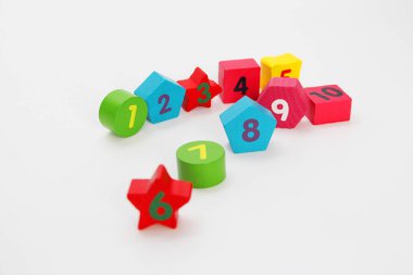 Sayılar 1, 2, 3, 4, 5, 6, 7, 8, 9 ve 10 ile ahşap rakamlar. Çocuklar için sayılar ile ahşap küpler.