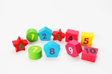 Sayılar 1, 2, 3, 4, 5, 6, 7, 8, 9 ve 10 ile ahşap rakamlar. Çocuklar için sayılar ile ahşap küpler.