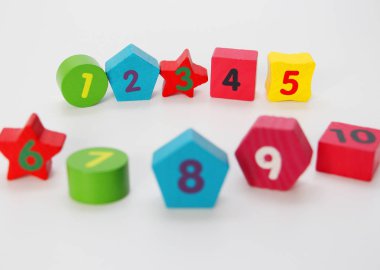 Sayılar 1, 2, 3, 4, 5, 6, 7, 8, 9 ve 10 ile ahşap rakamlar. Çocuklar için sayılar ile ahşap küpler.