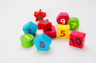 Sayılar 1, 2, 3, 4, 5, 6, 7, 8, 9 ve 10 ile ahşap rakamlar. Çocuklar için sayılar ile ahşap küpler.