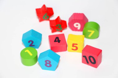 Sayılar 1, 2, 3, 4, 5, 6, 7, 8, 9 ve 10 ile ahşap rakamlar. Çocuklar için sayılar ile ahşap küpler.