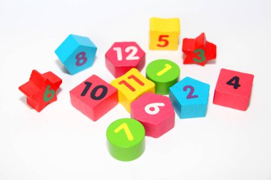 Sayılar 1, 2, 3, 4, 5, 6, 7, 8, 9 ve 10 ile ahşap rakamlar. Çocuklar için sayılar ile ahşap küpler.
