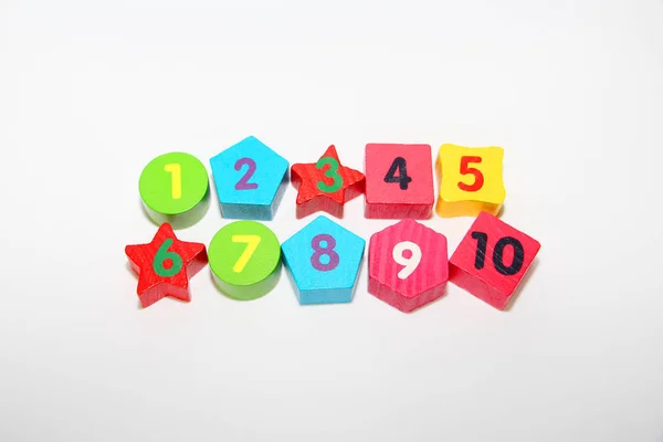 Chiffres en bois avec les numéros 1, 2, 3, 4, 5, 6, 7, 8, 9 et 10. Cubes en bois avec chiffres pour enfants . — Photo