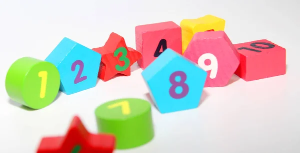 Figury drewniane z numerami 1, 2, 3, 4, 5, 6, 7, 8, 9 i 10. Drewniane kostki z numerami dla dzieci. — Zdjęcie stockowe