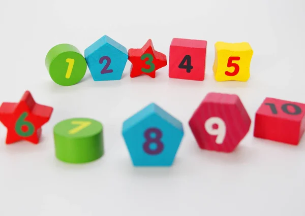 Figuras de madera con números 1, 2, 3, 4, 5, 6, 7, 8, 9 y 10. Cubos de madera con números para niños . — Foto de Stock