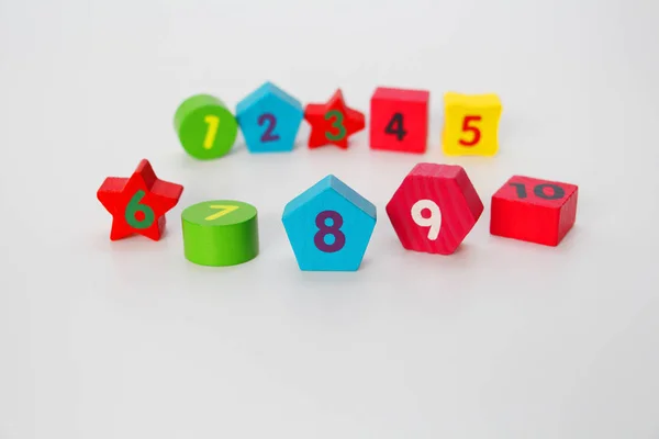 Chiffres en bois avec les numéros 1, 2, 3, 4, 5, 6, 7, 8, 9 et 10. Cubes en bois avec chiffres pour enfants . — Photo