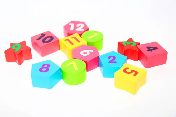 Chiffres en bois avec les numéros 1, 2, 3, 4, 5, 6, 7, 8, 9 et 10. Cubes en bois avec chiffres pour enfants . — Photo