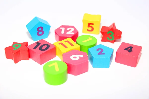 Chiffres en bois avec les numéros 1, 2, 3, 4, 5, 6, 7, 8, 9 et 10. Cubes en bois avec chiffres pour enfants . — Photo