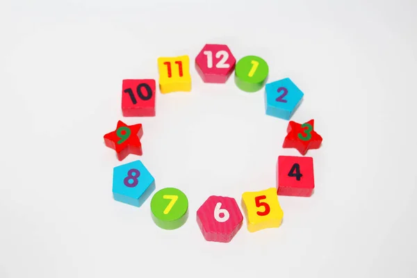 Les figures en bois avec les numéros 1, 2, 3... et 12 sont disposées en cercle . — Photo