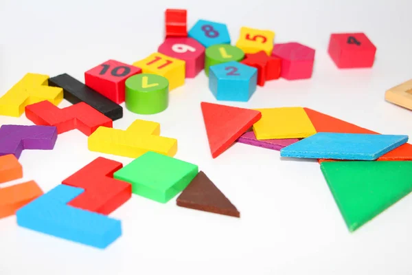 Cubos y figuras con números colocados aleatoriamente sobre un fondo blanco . — Foto de Stock