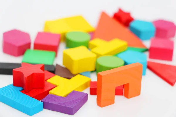 Cubos y figuras con números colocados aleatoriamente sobre un fondo blanco . — Foto de Stock