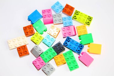 Beyaz arka plan üzerinde plastik yapı taşları. Çok renkli küpler.