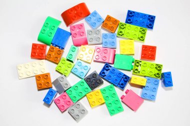 Beyaz arka plan üzerinde plastik yapı taşları. Çok renkli küpler.