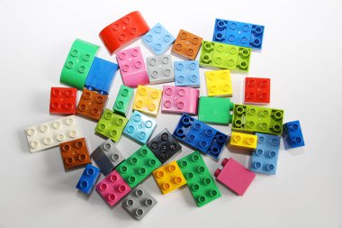 Beyaz arka plan üzerinde plastik yapı taşları. Çok renkli küpler.