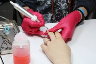 Bir kesici ile çivi şekli ve kalınlığı düzeltme.