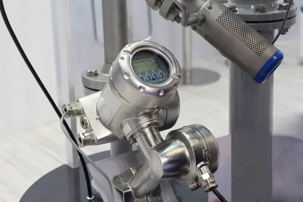 Mortise ultrasonic flow meter to measure the flow of liquids and heat metering.