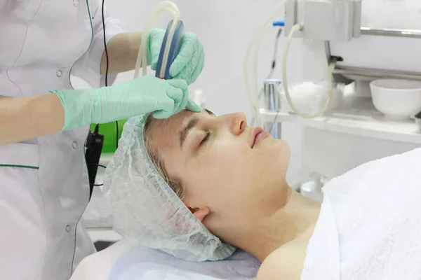 Grinding of the skin of the face is done by a cosmetologist in a beauty salon.