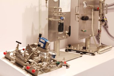 Endüstriyel sistemlerde basıncı ölçmek için akış ölçerler.