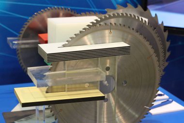 Dairesel Testere. Masif ahşap kesmek için çeşitli testereler.