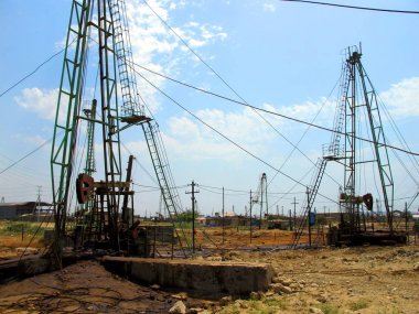 Terk edilmiş petrol kuyuları. Yağ pompası Jacks.
