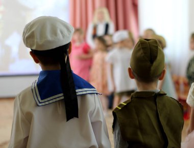 Üniformalı çocuklar, arkadan bak. Asker ve denizci.