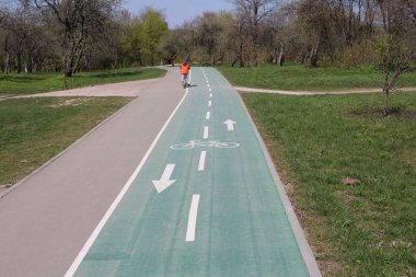 Bisiklet yolu. Bisikletler için özel yol. Yolda oklar var..